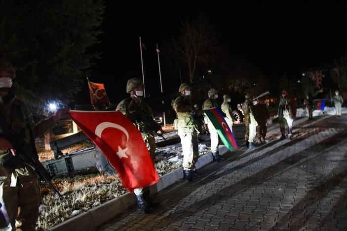 Azerbaycan askerleri 'Kış Tatbikatı' için Kars'ta