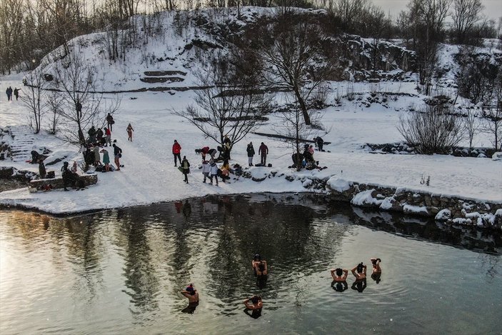 Polonya’da dondurucu soğukta suya girdiler