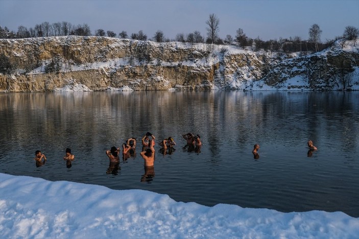 Polonya’da dondurucu soğukta suya girdiler
