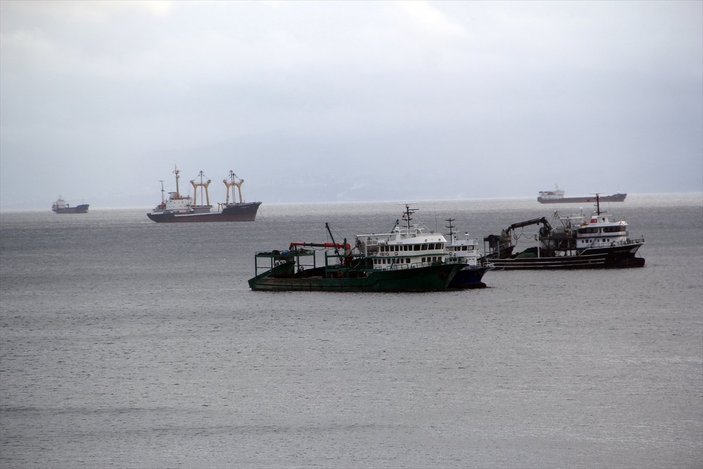 Karadeniz'de gemiler fırtınadan kaçıp Sinop doğal limanına sığındı