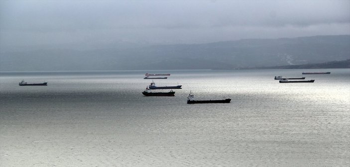 Karadeniz'de gemiler fırtınadan kaçıp Sinop doğal limanına sığındı