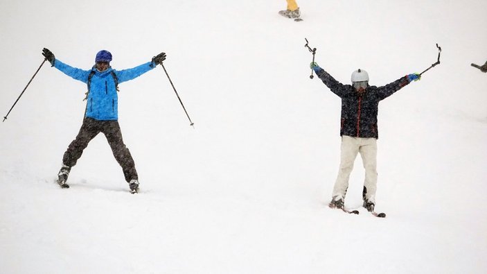Uludağ’da kar kalınlığı 1 metreye çıktı, pistler şenlendi