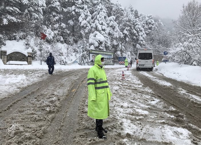 Uludağ’da kar kalınlığı 1 metreye çıktı, pistler şenlendi