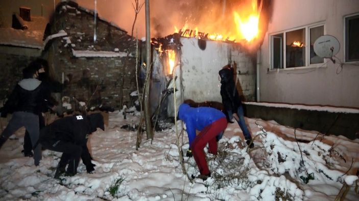 Bursa’da yangını kar atarak söndürmeye çalıştılar