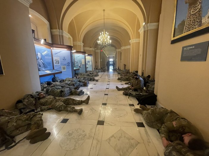 ABD Kongre binasına askeri sedye yığdılar