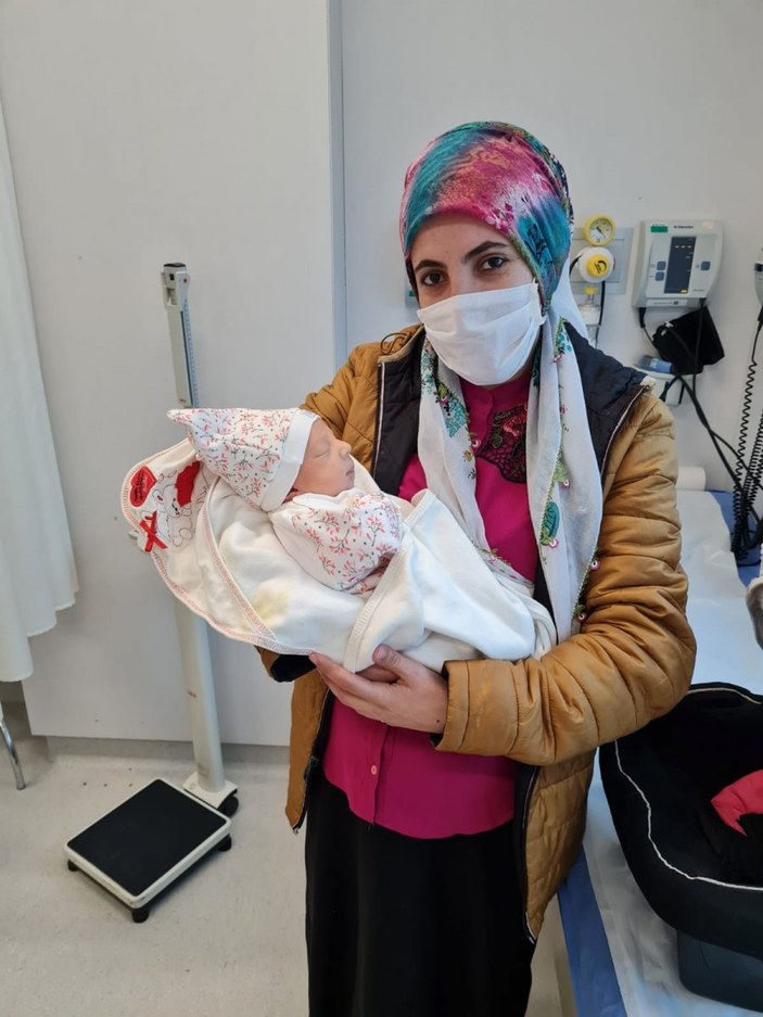 Mersin'de iç organları dışarıda doğan bebek tedavi edildi