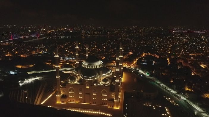 Çamlıca Camii, beyaz örtüye büründü