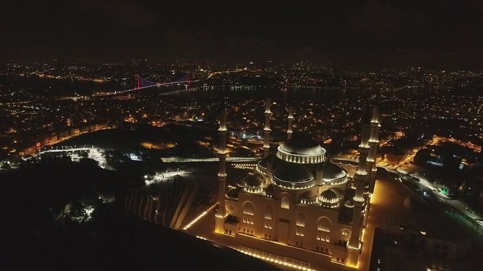 Çamlıca Camii, beyaz örtüye büründü
