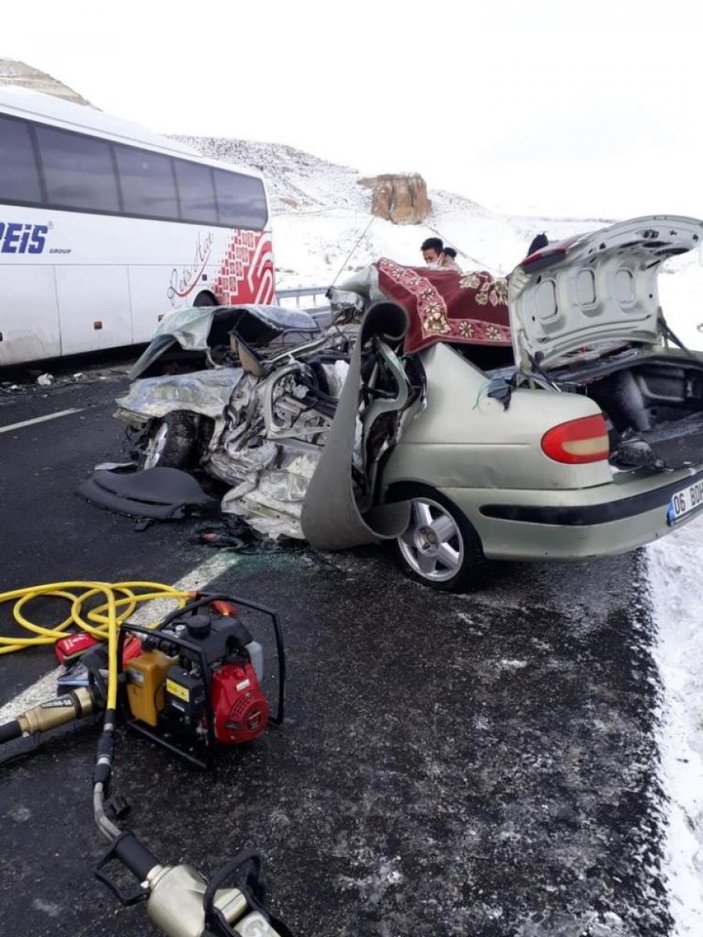 Erzurum'da yolcu otobüsünün çarptığı araçtaki 3 kişilik aile hayatlarını kaybetti