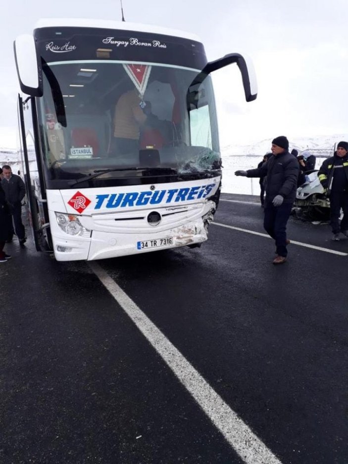 Erzurum'da yolcu otobüsünün çarptığı araçtaki 3 kişilik aile hayatlarını kaybetti