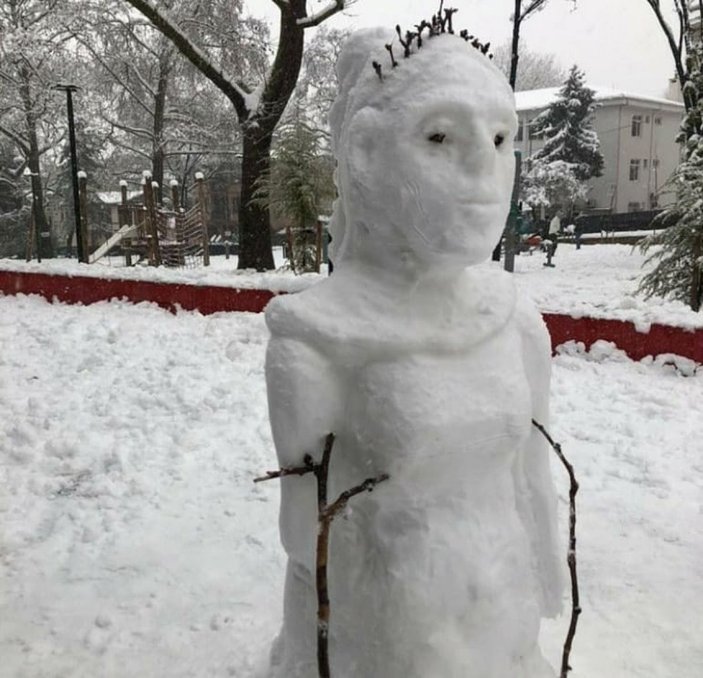 Bursa'da kardan adam ve kadınlar yüzleri gülümsetti