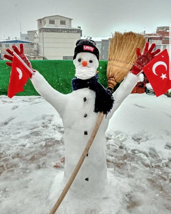 Bursa'da kardan adam ve kadınlar yüzleri gülümsetti