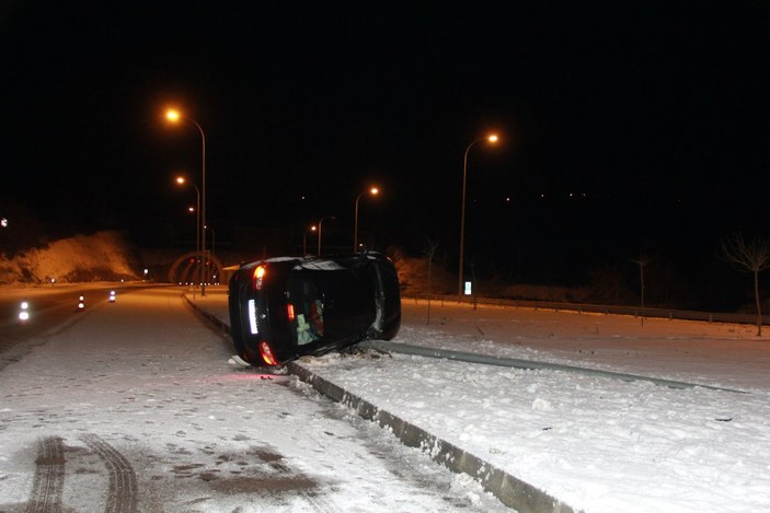 Sinop’ta otomobil aydınlatma direğine çarptı