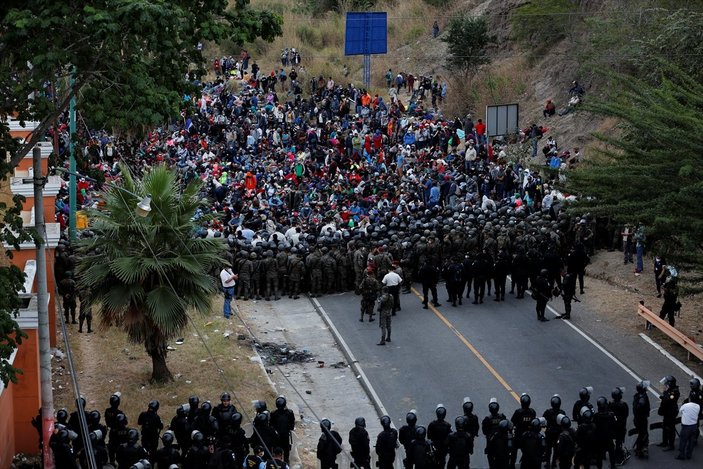 ABD'ye gitmeye çalışan göçmelere Guatemala ordusu müdahale etti