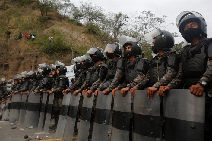 ABD'ye gitmeye çalışan göçmelere Guatemala ordusu müdahale etti