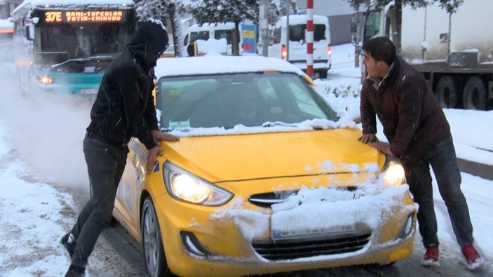 Gaziosmanpaşa’da karda ilerleyemeyen minibüsü yolcular itti