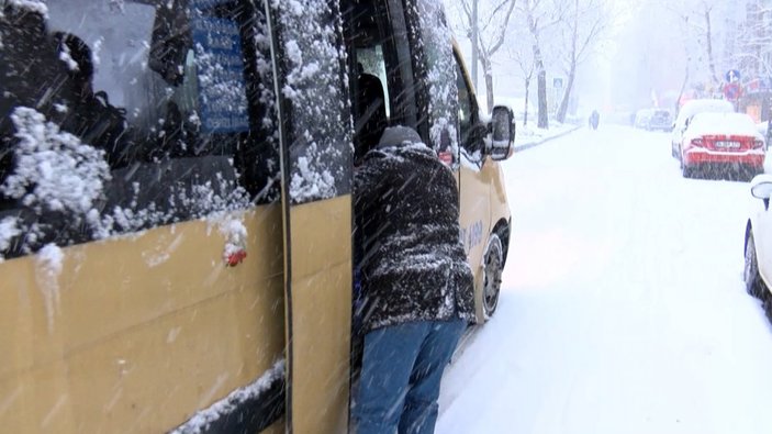 Gaziosmanpaşa’da karda ilerleyemeyen minibüsü yolcular itti