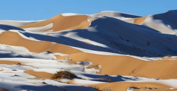 Sahra Çölü, kar yağışı sonrası beyaza büründü