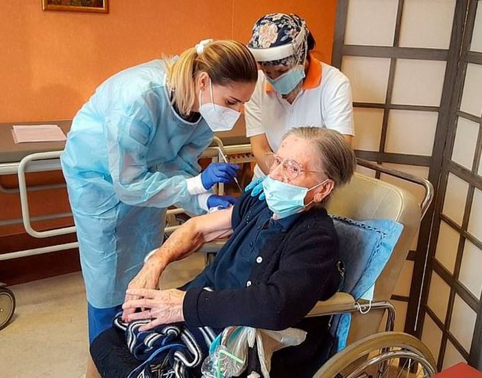 108 yaşındaki İtalyan, koronavirüs aşısı yaptırdı
