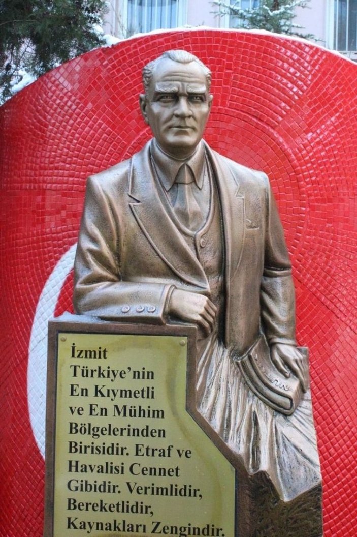 CHP'li İzmit Belediyesi'nden Atatürk'e benzemeyen heykel