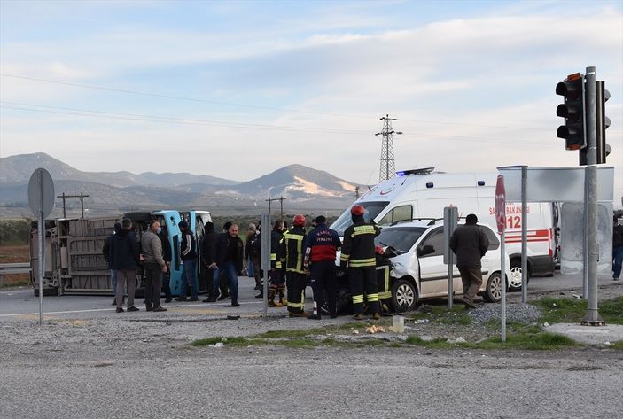 a Manisa'da minibüs ile otomobil çarpıştı