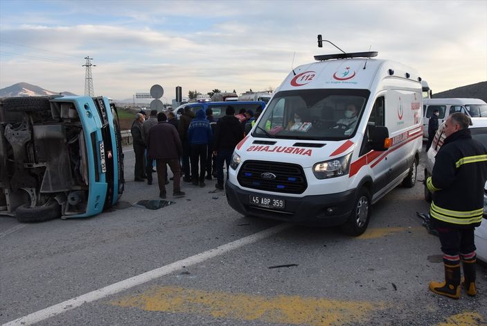 A Manisa'da minibüs ile otomobil çarpıştı