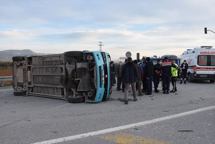 a Manisa'da minibüs ile otomobil çarpıştı
