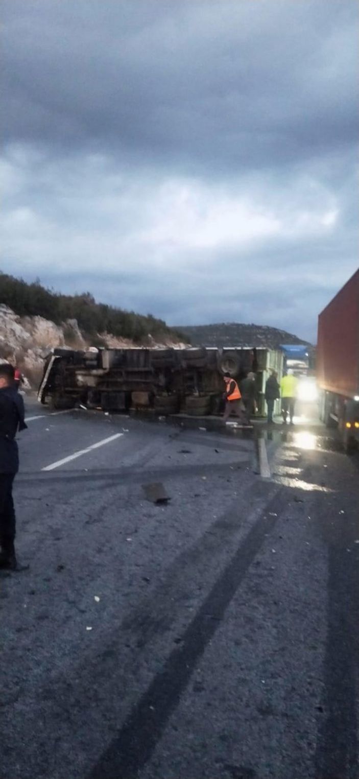 i Mersin'de karşı şeride geçen tır otomobile çarptı