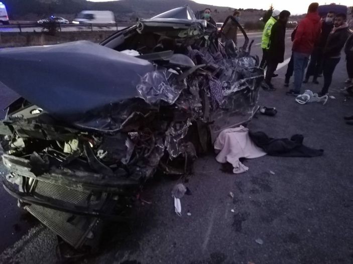 d Mersin'de karşı şeride geçen tır otomobile çarptı