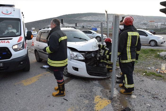 a Manisa'da minibüs ile otomobil çarpıştı