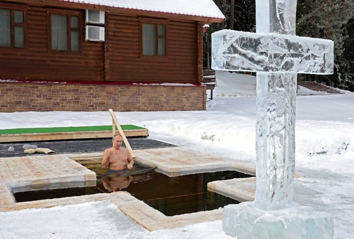 Vladimir Putin, donmuş suya girdi