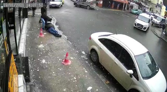 Şişli'de başına buz sarkıtı düşen adam yaralandı