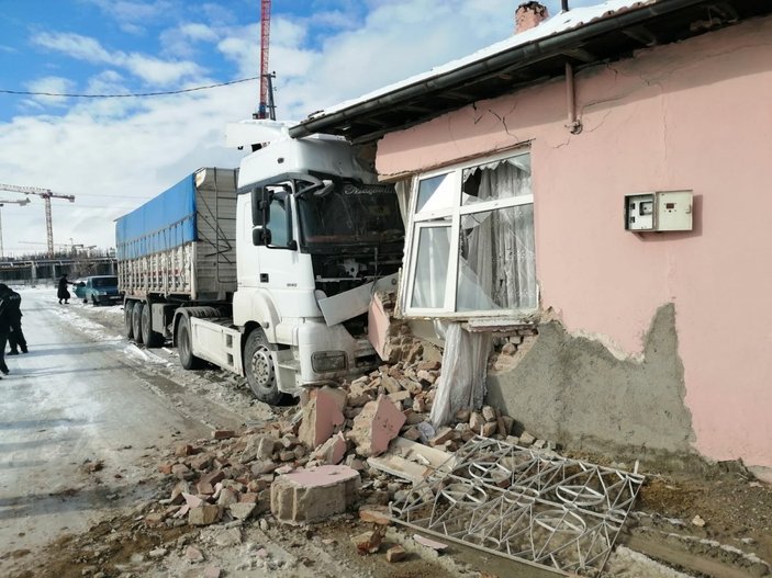 Elazığ'da eve çarpan tır sürücüsü yaralandı
