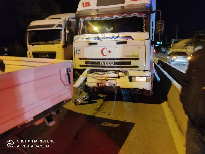 İzmir’de zincirleme kazalar peş peşe geldi: 14 araç hasar gördü