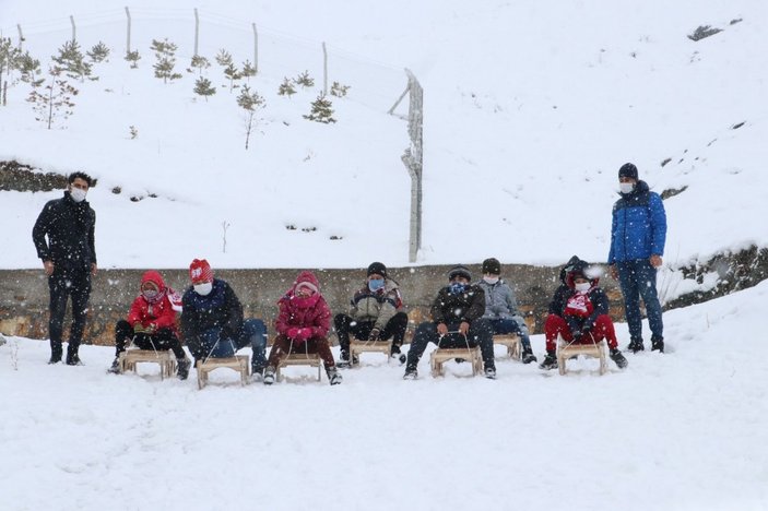 Bakan Ziya Selçuk, kızaklarla karda eğlenen çocukların fotoğrafını paylaştı