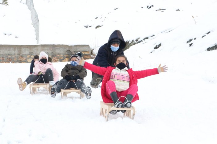 Bakan Ziya Selçuk, kızaklarla karda eğlenen çocukların fotoğrafını paylaştı