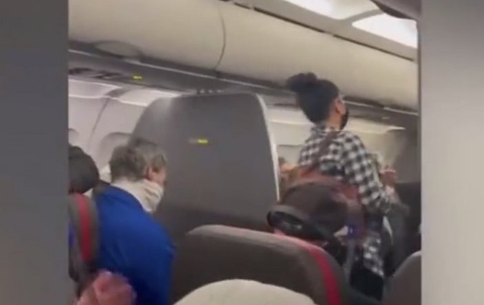 ABD’de maske takmayan kadın uçaktan atıldı