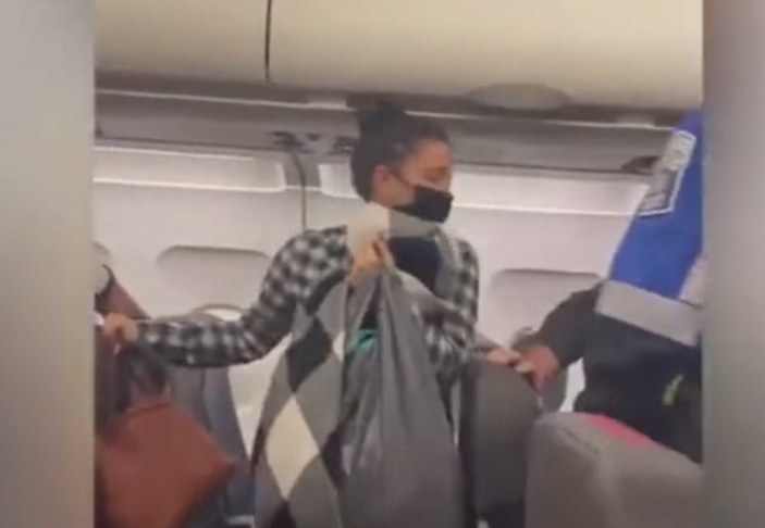 ABD’de maske takmayan kadın uçaktan atıldı