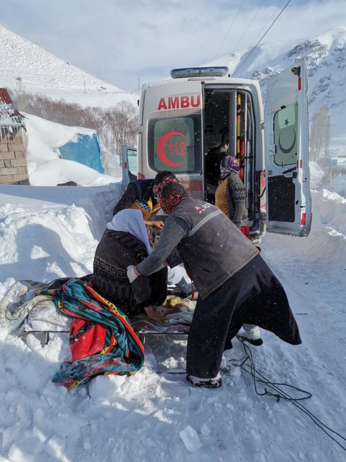 Ağrı'da hastalanan yaşlı kadın, ambulansa kızakla taşındı