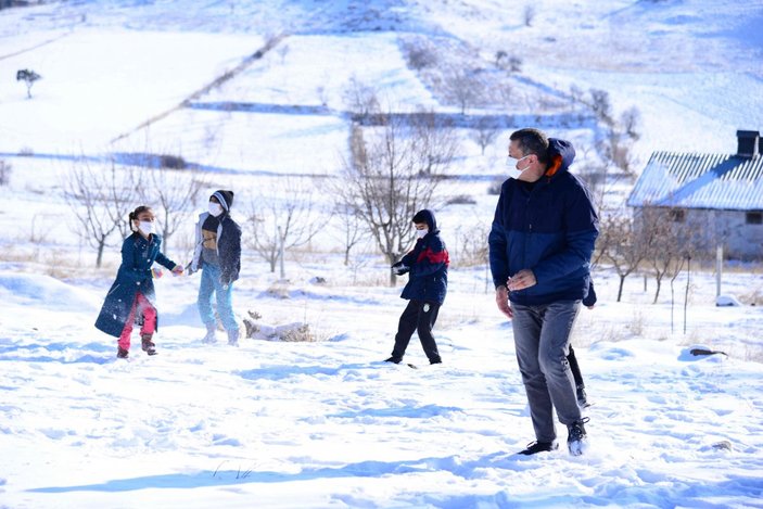 Ziya Selçuk, Ankaralı öğrencilerle kar topu oynadı