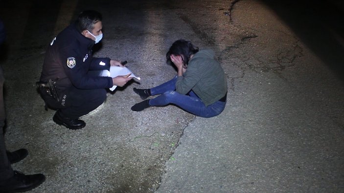 Adana'da bir kadın darbedilip otomobilden atıldı