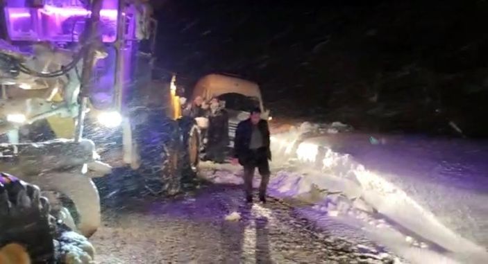 Hakkari'de tipide mahsur kalan 20 yolcu kurtarıldı