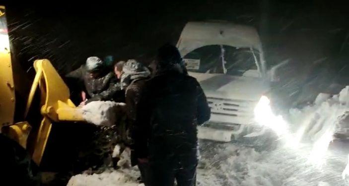 Hakkari'de tipide mahsur kalan 20 yolcu kurtarıldı