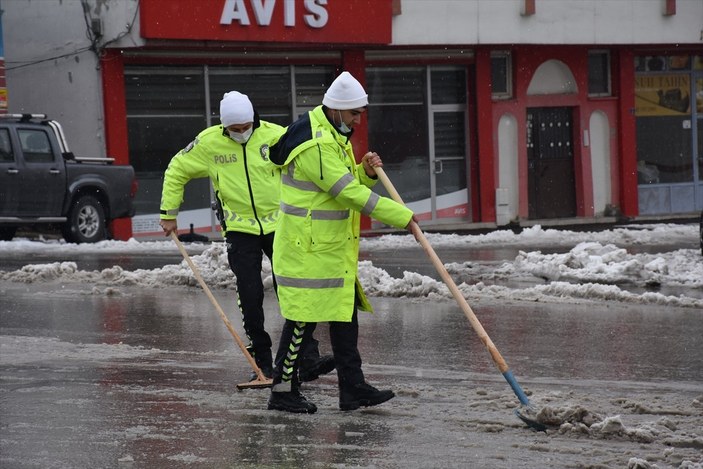Şırnak'ta polisler araçların kaymaması için caddeyi kardan temizledi