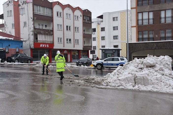 Şırnak'ta polisler araçların kaymaması için caddeyi kardan temizledi