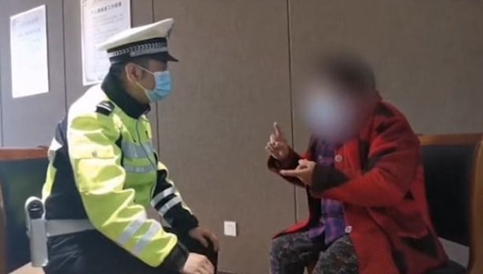 Çin’de 76 yaşındaki kadın scooter ile trafiğe çıktı