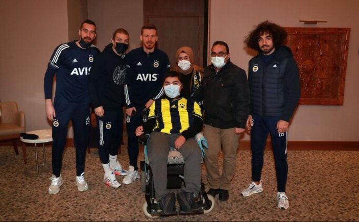 Fenerbahçeli futbolculardan DMD hastası taraftara ziyaret