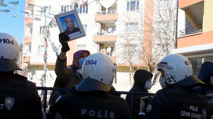 HDP'li milletvekili evlat nöbetindeki ailelere zafer işareti yaptı