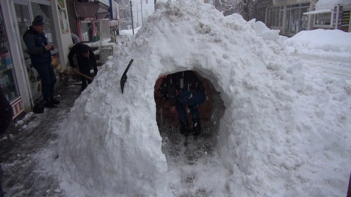 Şırnak'ta kardan tünel yapıp, çay içtiler