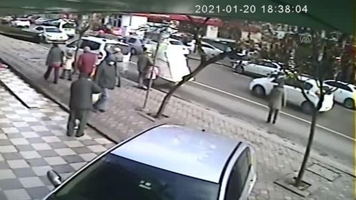 Kocaeli'de motosikletlinin yayaya çarptığı an